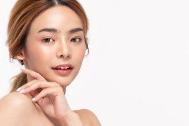 Güzel Asyalı kadınlar yumuşak çene derisine dokunuyor. .