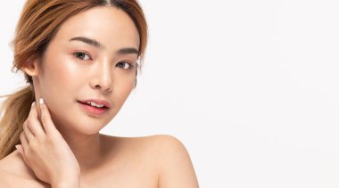 Güzel Asyalı kadınlar yumuşak çene derisine dokunuyor. .