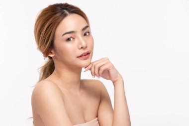 Güzel Asyalı kadınlar yumuşak çene derisine dokunuyor. .