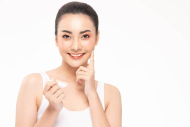 Güzel Asyalı kadın elinde şişe kozmetik krem ve neşeli losyon tutuyor..