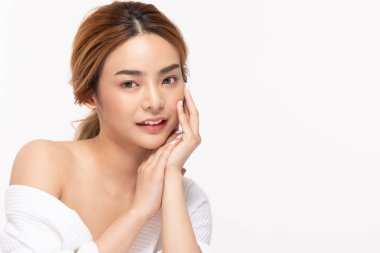 Güzel Asyalı kadınlar yumuşak çene derisine dokunuyor. .