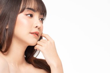 Güzel Asyalı kadınlar yumuşak çene derisine dokunuyor. .