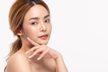 Güzel Asyalı kadınlar yumuşak çene derisine dokunuyor..