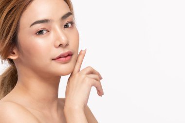 Güzel Asyalı kadınlar yumuşak çene derisine dokunuyor. .