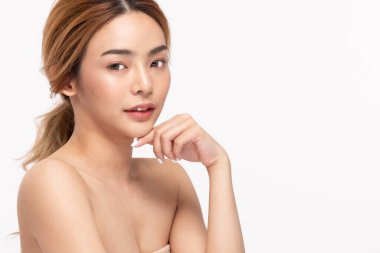 Güzel Asyalı kadınlar yumuşak çene derisine dokunuyor. .