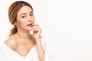 Güzel Asyalı kadınlar yumuşak çene derisine dokunuyor. .