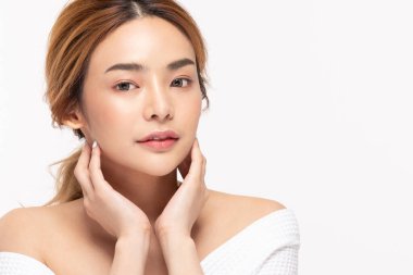 Güzel Asyalı kadınlar yumuşak çene derisine dokunuyor. .