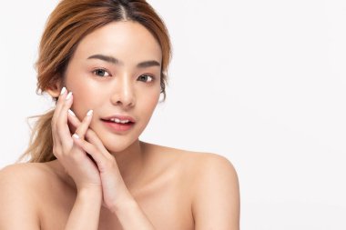 Güzel Asyalı kadınlar yumuşak çene derisine dokunuyor. .