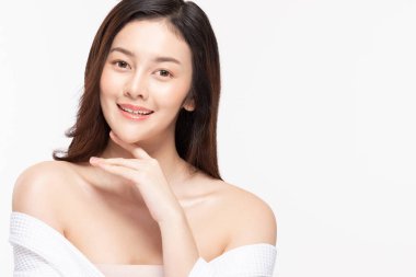 Güzel Asyalı kadınlar yumuşak çene derisine dokunuyor. .