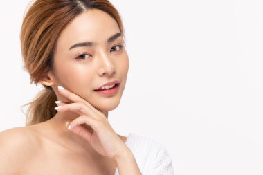 Güzel Asyalı kadınlar yumuşak çene derisine dokunuyor. .