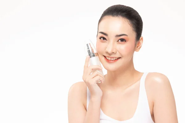 美人アジア人女性は瓶化粧品クリームローションと陽気な保持 — ストック写真