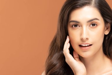 Güzel Asyalı kadın portresi. Cilt bakımlı ve sağlıklı..