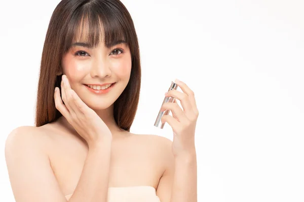 美丽的亚洲女人拿着瓶子化妆品乳液和欢乐的心情 — 图库照片