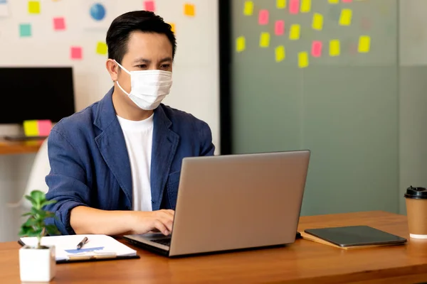 Homem Negócios Trabalhando Labtop Máscara Atendimento — Fotografia de Stock