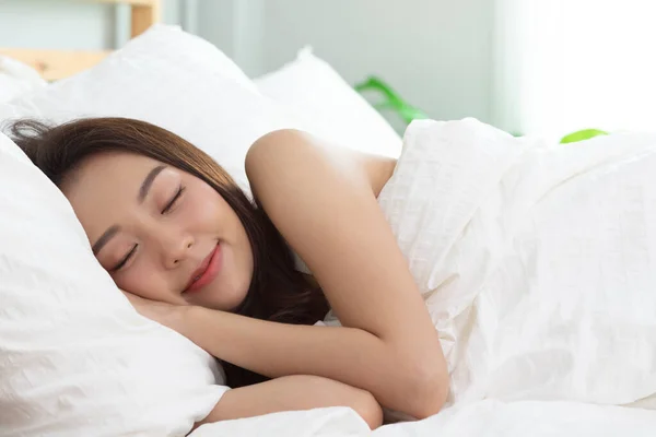 Wanita Asia Tidur Dan Mimpi Indah Tempat Tidur Putih Kamar — Stok Foto