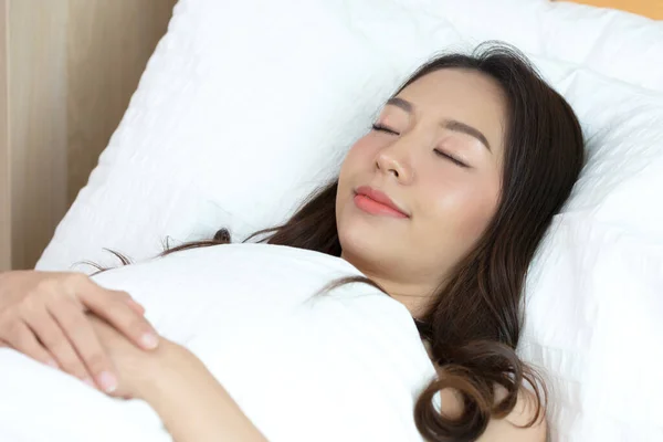 Wanita Asia Tidur Dan Mimpi Indah Tempat Tidur Putih Kamar — Stok Foto