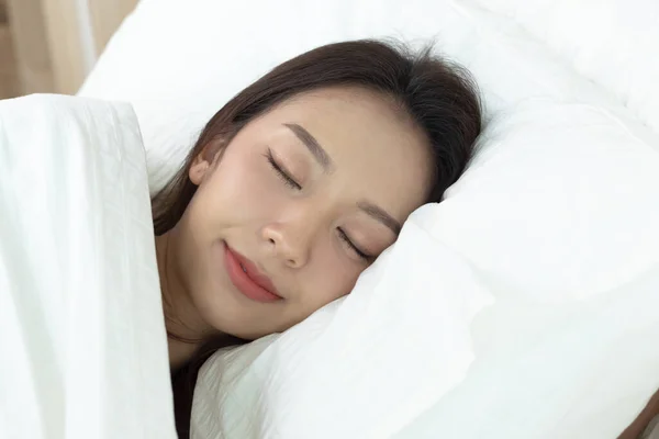 Mujeres Asiáticas Durmiendo Dulce Sueño Cama Blanca Dormitorio — Foto de Stock