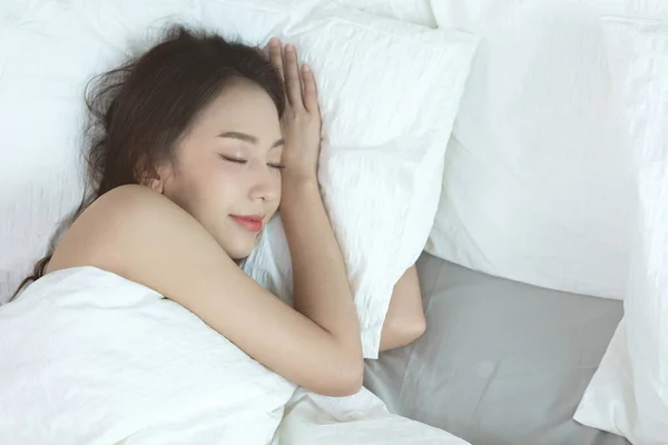 Mujeres Asiáticas Durmiendo Dulce Sueño Cama Blanca Dormitorio —  Fotos de Stock