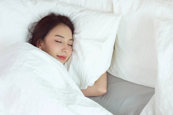 Mujeres Asiáticas Durmiendo Dulce Sueño Cama Blanca Dormitorio —  Fotos de Stock