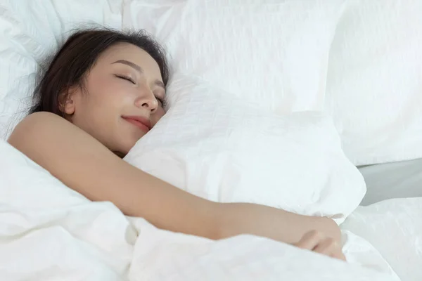 Mujeres Asiáticas Durmiendo Dulce Sueño Cama Blanca Dormitorio — Foto de Stock