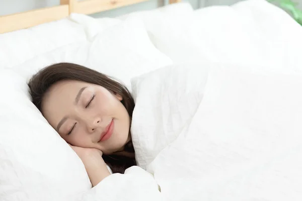 Mujeres Asiáticas Durmiendo Dulce Sueño Cama Blanca Dormitorio —  Fotos de Stock