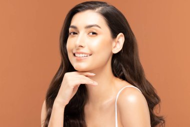 Güzel Asyalı kadınlar yumuşak çene derisine dokunuyor. .