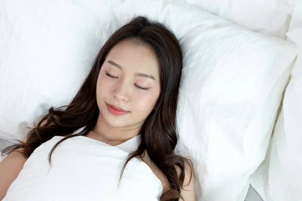 Mujeres Asiáticas Durmiendo Dulce Sueño Cama Blanca Dormitorio — Foto de Stock