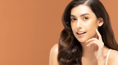 Güzel Asyalı kadınlar yumuşak çene derisine dokunuyor. .