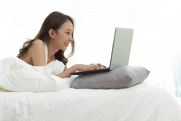 Asiática Mujer Trabajando Portátil Sentado Cama Casa — Foto de Stock