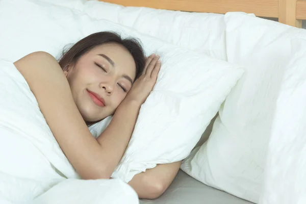 Mujeres Asiáticas Durmiendo Dulce Sueño Cama Blanca Dormitorio — Foto de Stock
