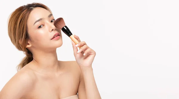 Belleza Mujer Asiática Sostener Maquillaje Cepillo Alegre Con Maquillaje Cepillo —  Fotos de Stock