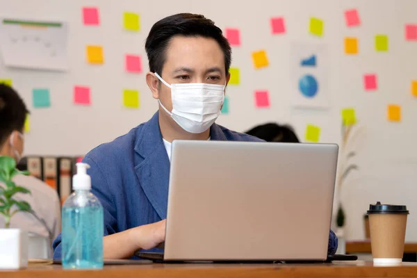 Homem Negócios Trabalhando Labtop Máscara Atendimento Escritório — Fotografia de Stock