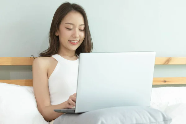 Asiática Mujer Trabajando Portátil Sentado Cama Casa — Foto de Stock