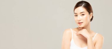 Güzel Asyalı kadınlar yumuşak çene derisine dokunuyor..