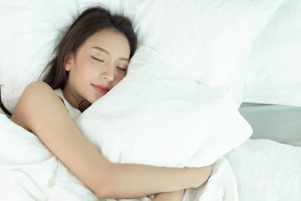 Wanita Asia Tidur Dan Mimpi Indah Tempat Tidur Putih Kamar — Stok Foto