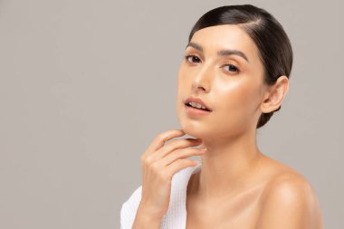 Güzel Asyalı kadınlar yumuşak çene derisine dokunuyor. .