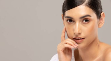 Güzel Asyalı kadınlar yumuşak çene derisine dokunuyor. .