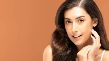 Güzel Asyalı kadın portresi. Cilt bakımlı ve sağlıklı..