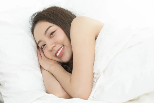 Las Mujeres Asiáticas Despiertan Felices Sonríen Cama Blanca — Foto de Stock