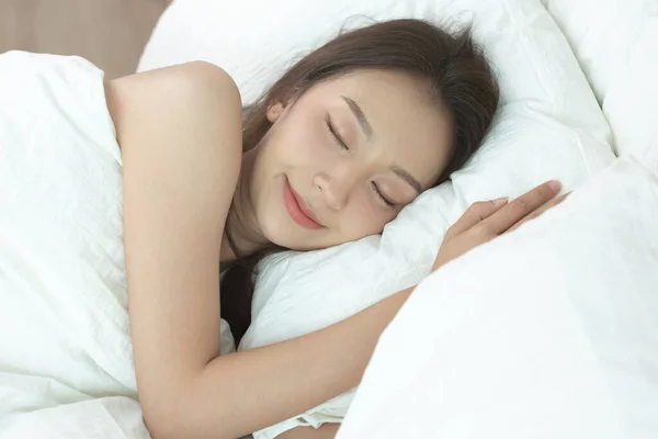 Wanita Asia Tidur Dan Mimpi Indah Tempat Tidur Putih Kamar — Stok Foto