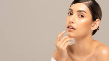 Güzel Asyalı kadınlar yumuşak çene derisine dokunuyor..