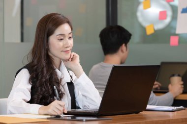 İş kadını Asyalı kadın laptopta çalışırken çok mutlu..
