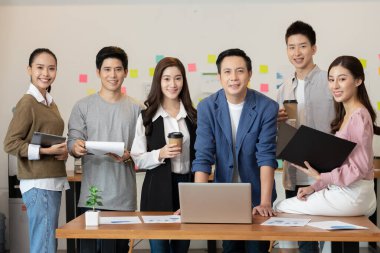 İş adamı ve kadın görüşmeleri ofiste damgalama işi hakkında konuşuyorlar..