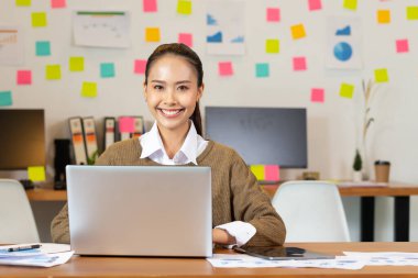 İş kadını Asyalı kadın laptopta çalışırken çok mutlu..