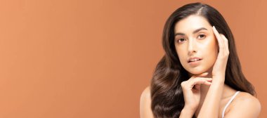 Güzel Asyalı kadınlar yumuşak çene derisine dokunuyor..