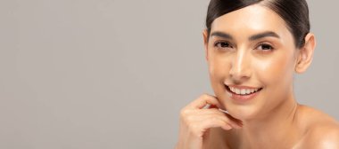 Güzel Asyalı kadınlar yumuşak çene derisine dokunuyor..