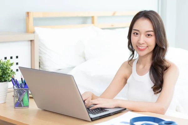 Asiática Mujer Trabajando Portátil Sentado Cama Casa — Foto de Stock