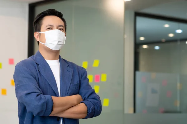 Negócios Asiático Homem Stand Desgaste Máscaras Cruz Braço Escritório — Fotografia de Stock