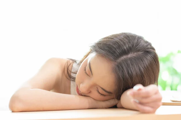 Mujeres Asiáticas Durmiendo Dulce Sueño Cama Blanca Dormitorio — Foto de Stock