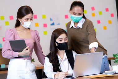 Asyalı iş adamı ve kadınlar ofiste iş konuşuyorlar..